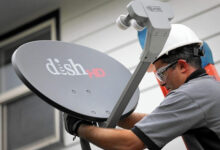 فني ستلايت يقوم بإصلاح طبق الدش