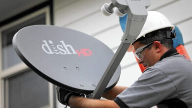 فني ستلايت يقوم بإصلاح طبق الدش